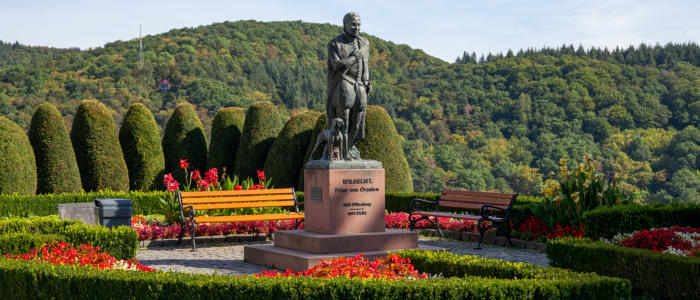 Statue Wilhelm von Oranien mit Blumen und Bänken auf dem Schlossberg
